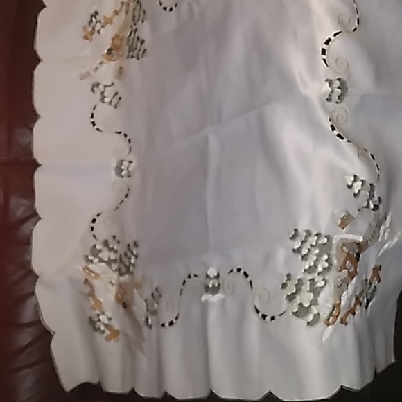 AMAZING EMBROIDERED Square Linen Tablecloth- 33.5 inches x 33.5 inches. - Picture 13 of 17